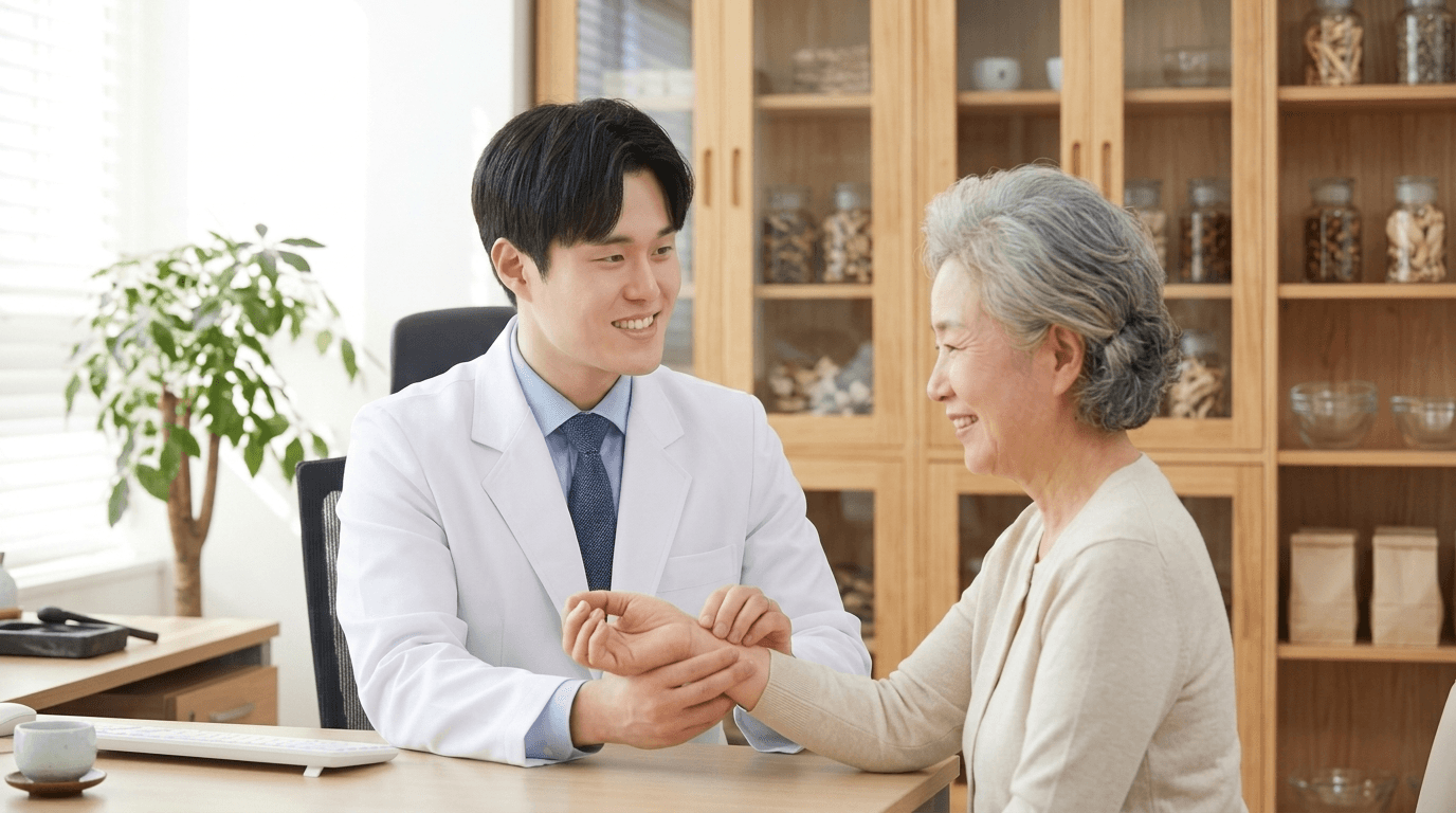 한의사가 환자의 맥을 짚으며 상담하는 따뜻한 진료 장면